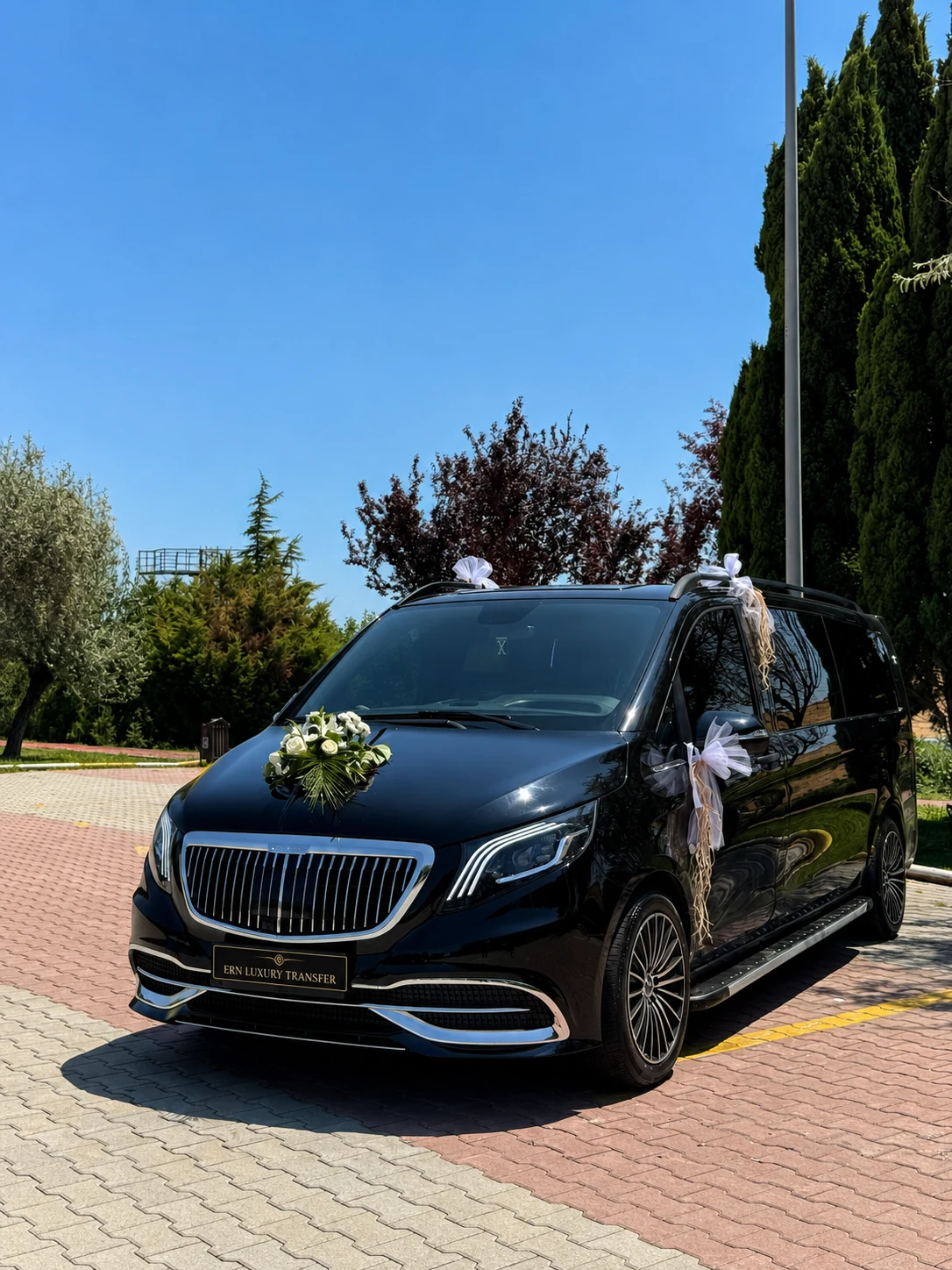 Düğün süslemeli ERN Luxury Transfer aracı